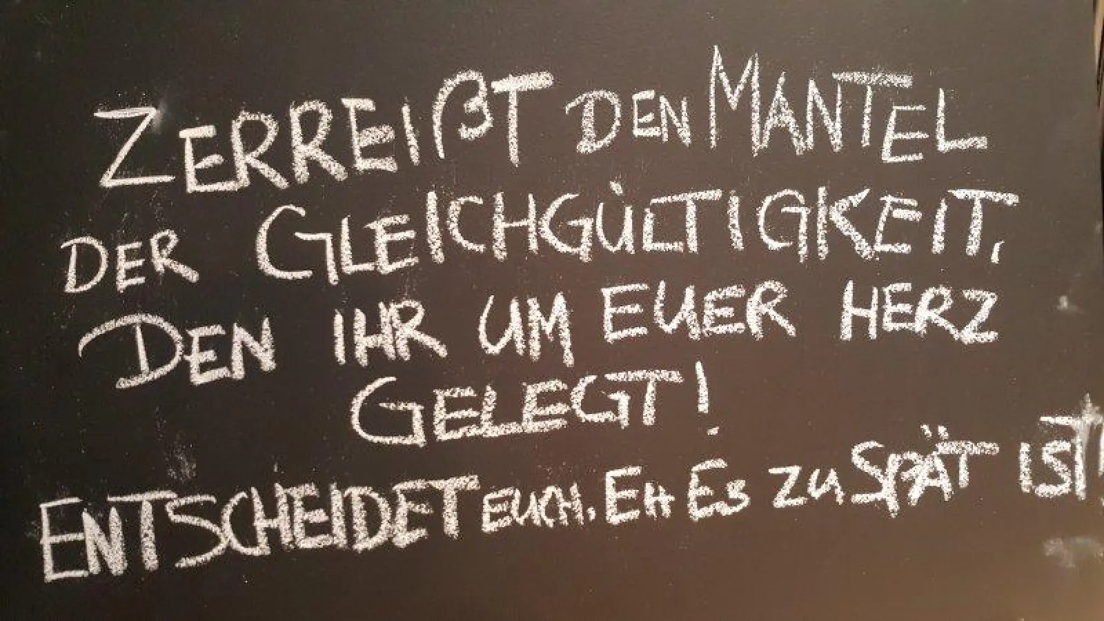 Hat sich um manche Herzen wieder ein dicker Mantel gelegt? In seiner Rede rief Schulleiter Peter Meyer dazu auf, bei Fremdenhass nicht wegzusehen. (Foto: Huss-Weber)