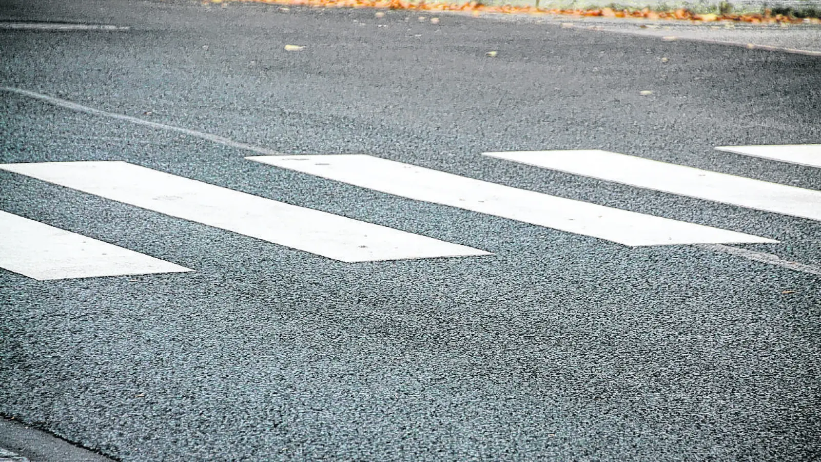 Ein Zebrastreifen wäre nach Meinung der SPD/ Volt-Fraktion eine effektive Möglichkeit, den Fußgängern ein sicheres Überqueren der Sparkassenstraße zu ermöglichen. (Foto: bb)
