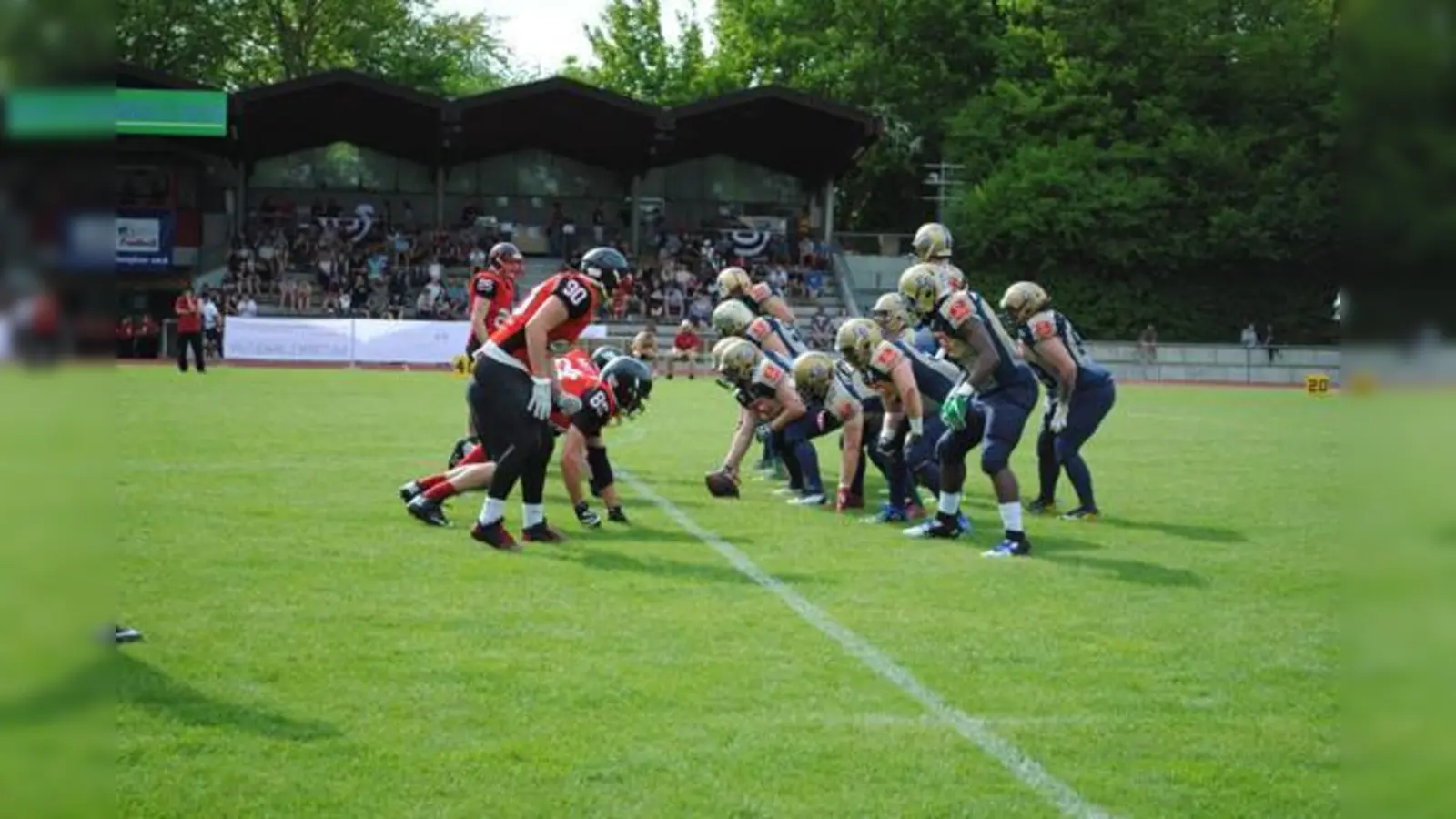 Die starke Offense Line der Bulls geht in Aufstellung. In Königsbrunn waren die Bulls sehr effektiv.	 (Foto: Jaqueline Feig)