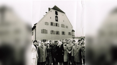 Die SPD-Stadtratsfraktion 1978 vor dem Ebersberger Rathaus. Seit nun 100 Jahren ist die SPD in der Kreisstadt lokalpolitisch vertreten. (Foto: Helmuth Wohner)