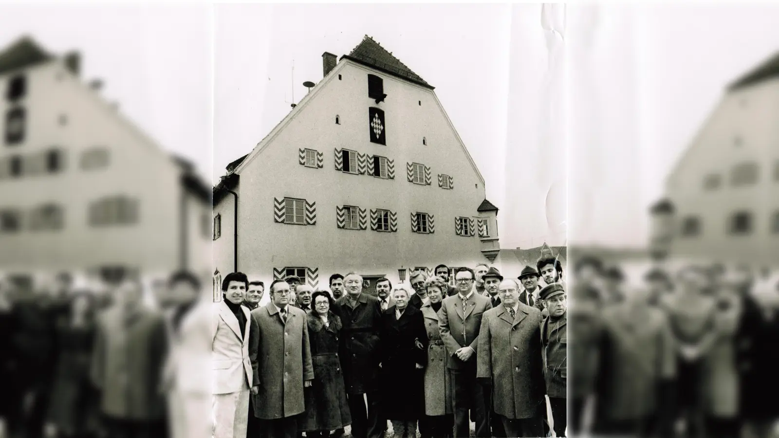 Die SPD-Stadtratsfraktion 1978 vor dem Ebersberger Rathaus. Seit nun 100 Jahren ist die SPD in der Kreisstadt lokalpolitisch vertreten. (Foto: Helmuth Wohner)