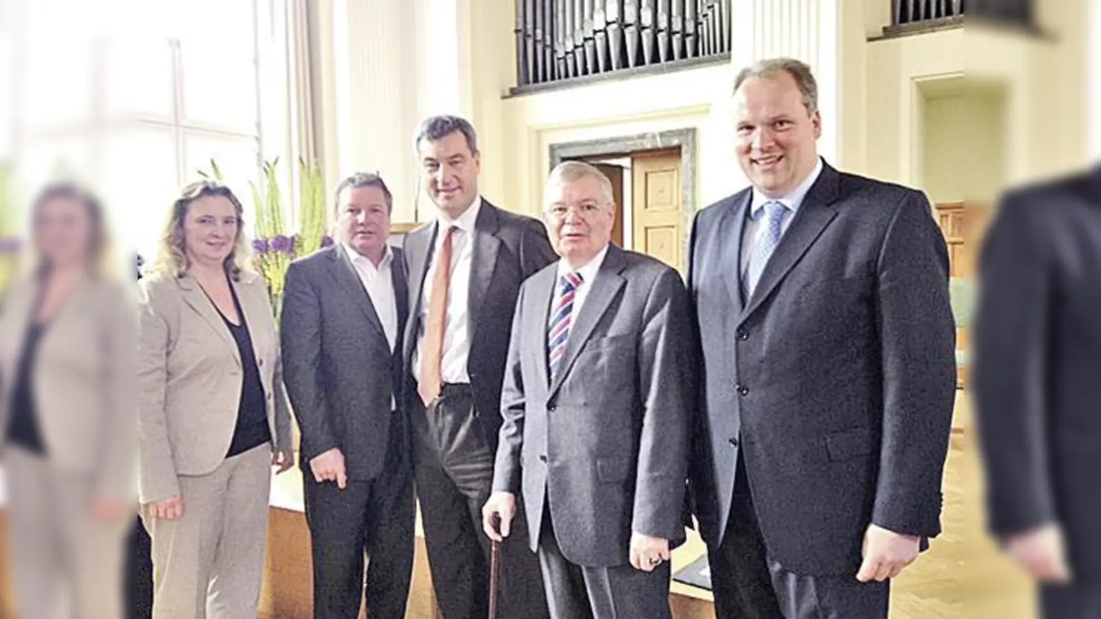 Wünschten dem scheidenden Regierungsdirektor Christoph Hütt (2. v. r.) alles Gute für den bevorstehenden Ruhestand MdL Kerstin Schreyer-Stäblein, MdB Ernst Weidenbusch, Staatsminister Markus Söder und Landrat Christoph Göbel. 	 (Foto: VA)