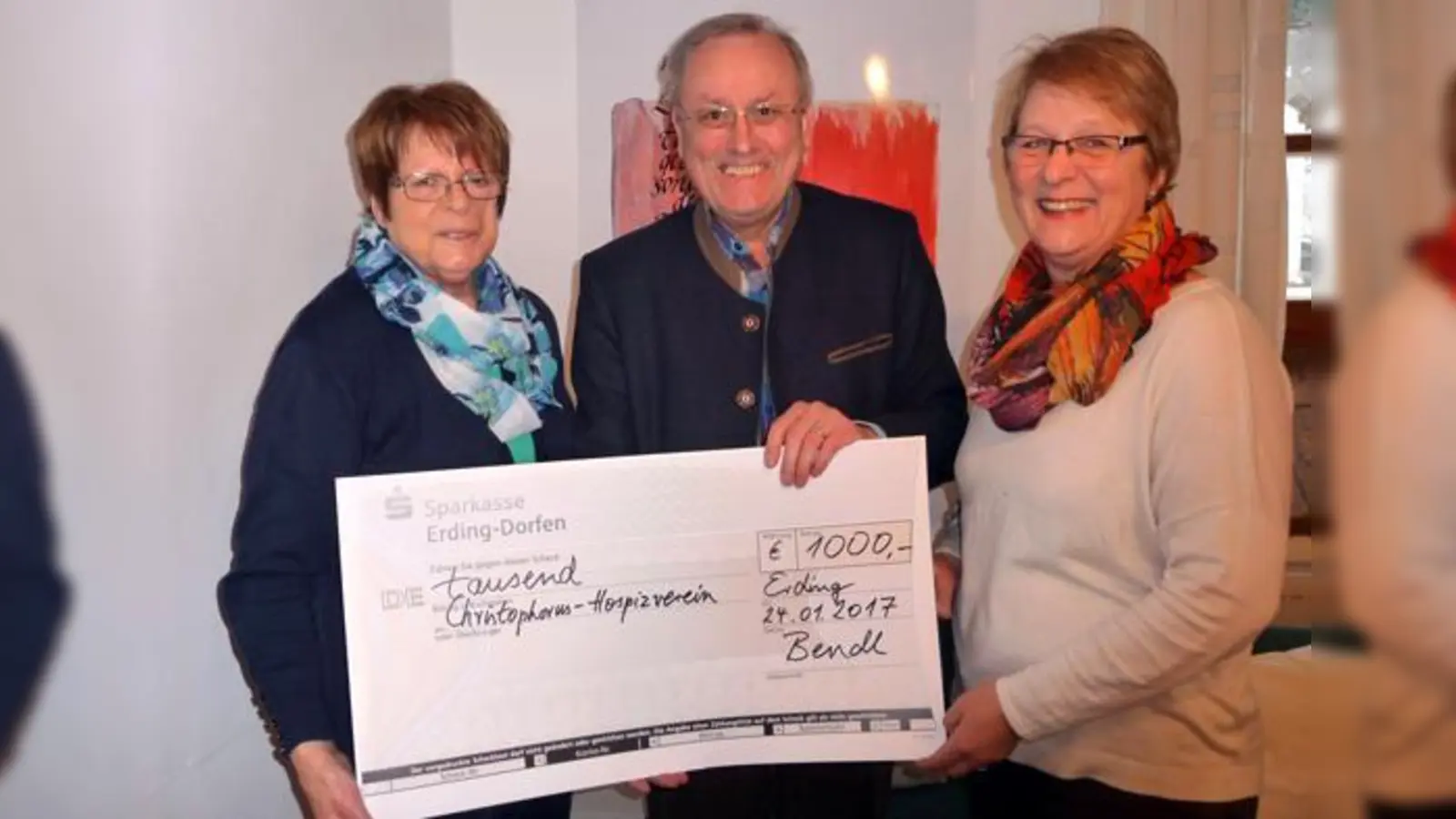 Ottilie Kober (li.) nahm den Spendenscheck von Hermann Bendl und Elisabeth Gschößl gerne entgegen.	 (Foto: VA)