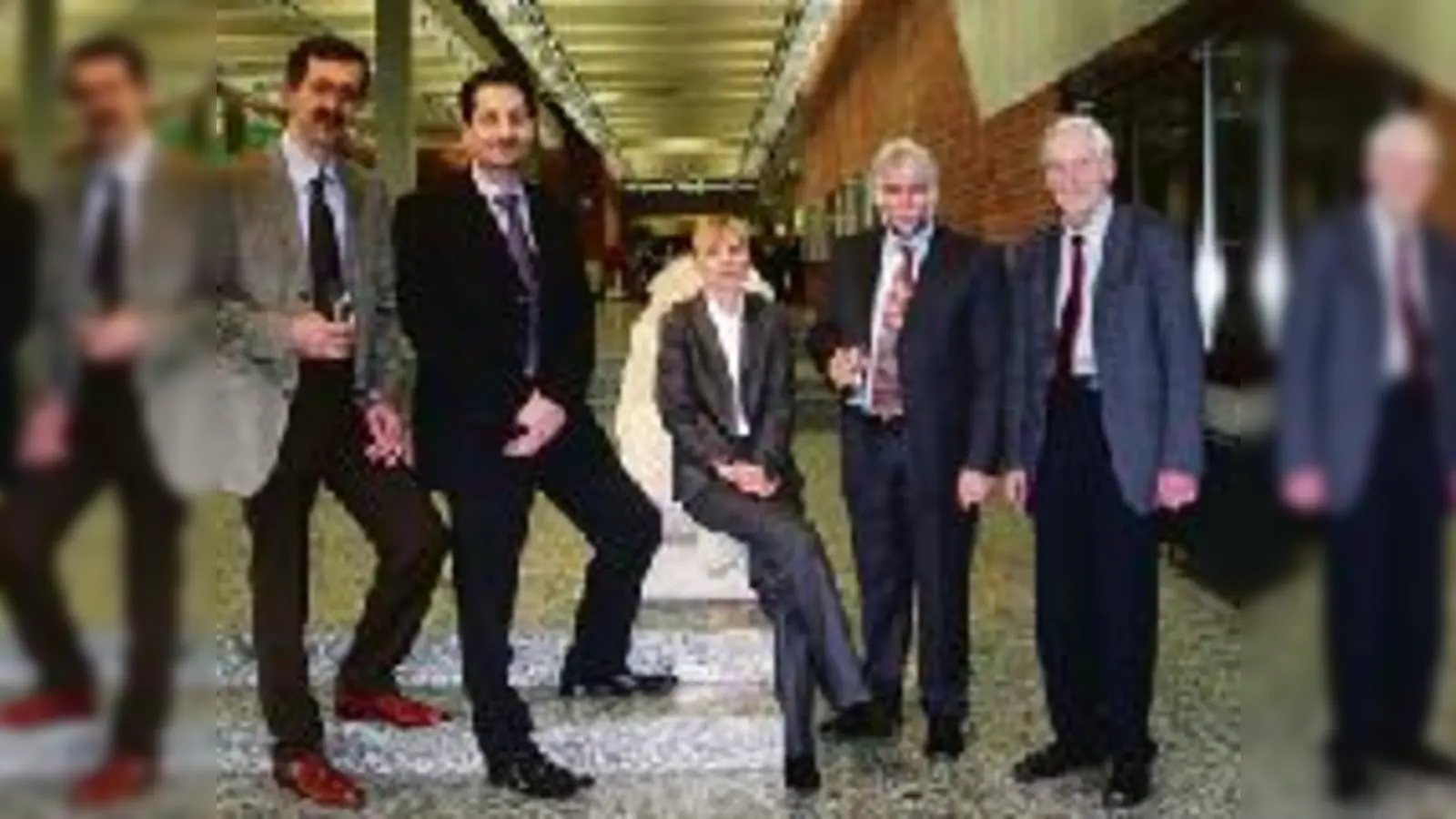 Dr. Imre Blank, Prof. Thomas Hofmann, Dr. Veronika Somoza, Prof. Peter Schieberle und dessen Vorgänger Prof. Werner Grosch (v. li.) stoßen auf 90 Jahre Forschungsanstalt an.  (Foto: sh)