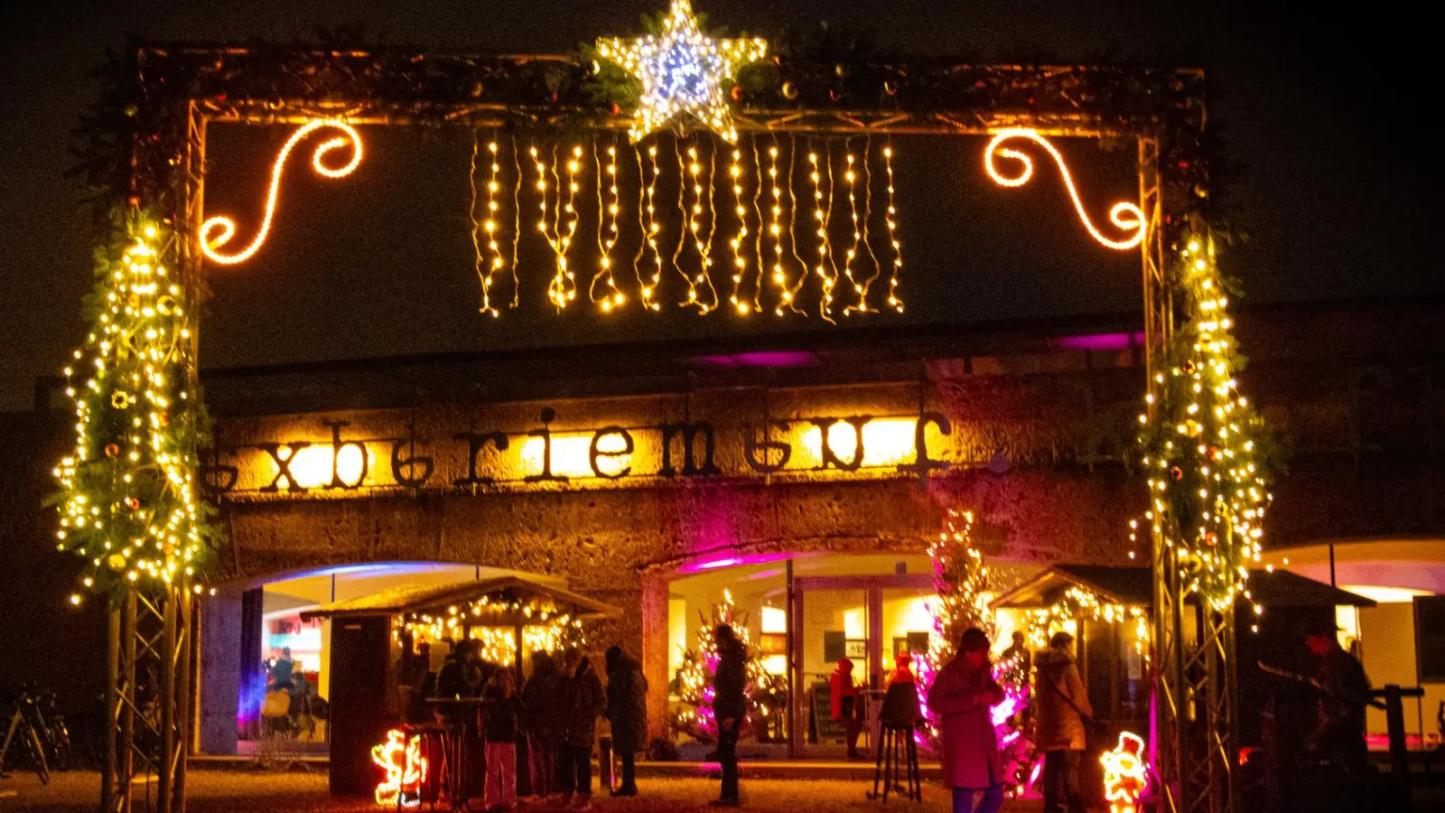 Der Weihnachtsmarkt am Kopfbau Riem lädt wieder zum anregenden Adventsbummel ein.  (Foto: Echo e.V)