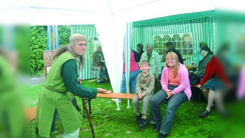 Integration behinderter Jugendlicher ins Arbeitsleben und eine lebendige Nachbarschaft: Diese beiden Ziele wurden auch beim fröhlichen Hinterhoffest von „Wohnwerk e.V.” deutlich. Bertram der Wanderer erzählte Märchen für Jung und Alt. (Foto: bb)