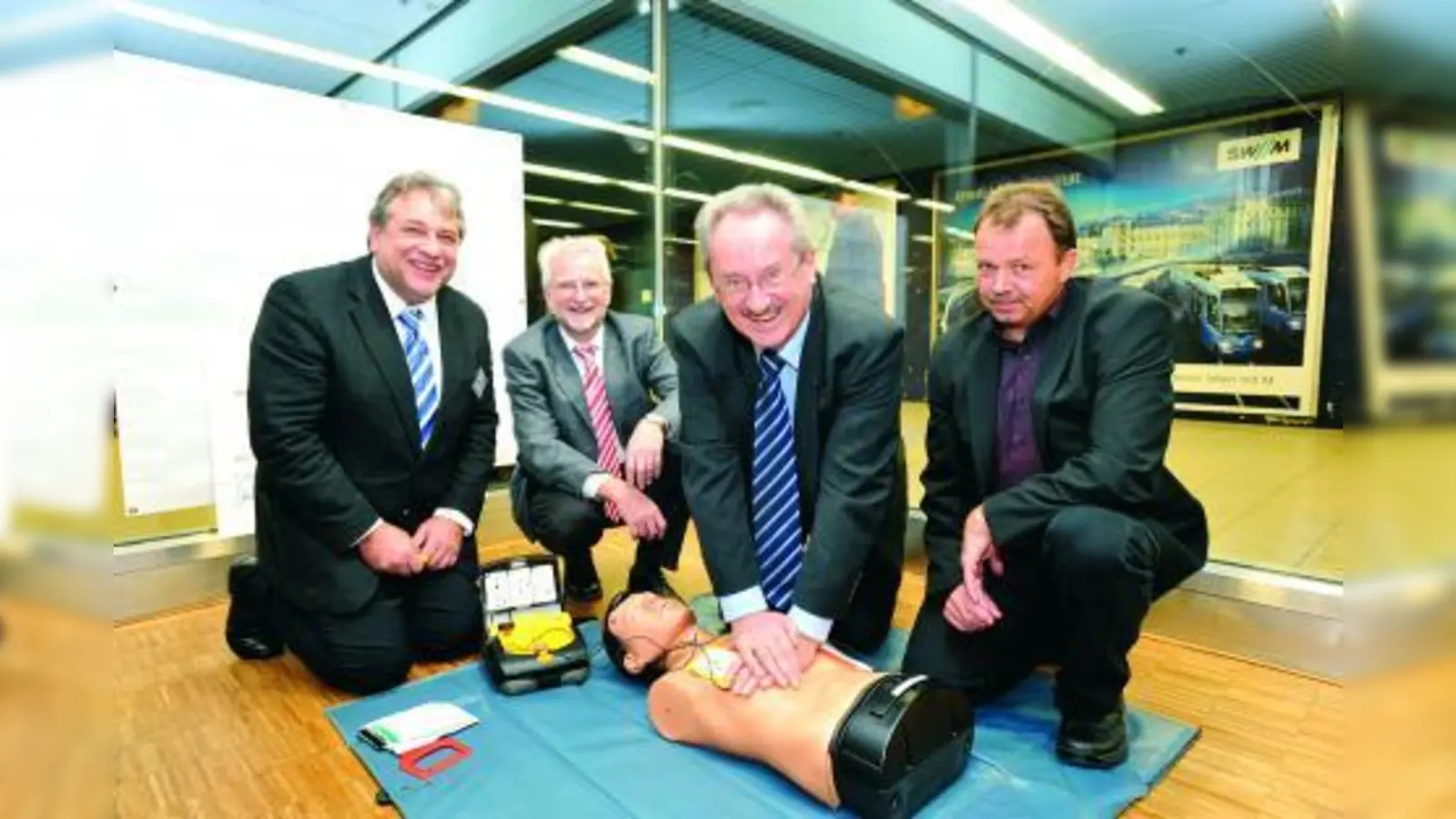 Dr. Josef Assal, MVG-Chef Herbert König, OB Christian Ude und Jürgen Trültzsch (v.l.), der einen Herzstillstand<br>dank Defi-Einsatz überlebt hat, beim Aktionstag im MVG-Kundencenter. (Foto: SWM/MVG)