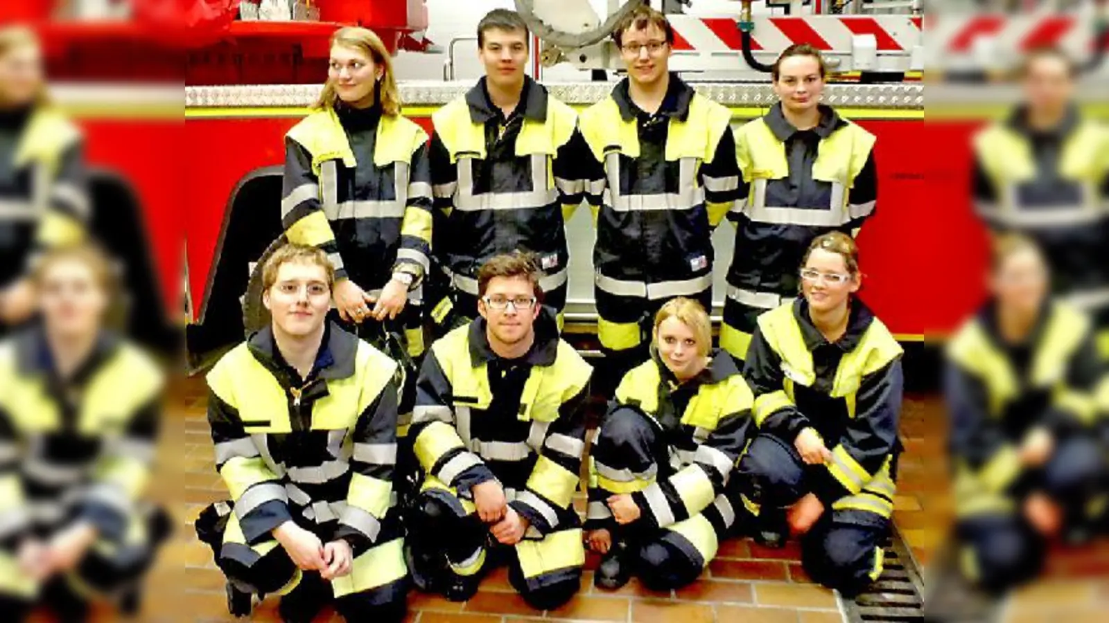 Prüfung bestanden: (hinten v.l.) Maria Obermaier, Raphael Hartmann, Florian Lentner, Nancy Schönherr, (vorne v.l.) Daniel Tefke, Thomas Kirchschlager, Viktoria Kurz, Melanie Bretz.	 (Foto: Privat)
