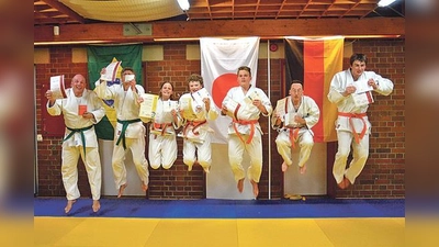 Fliegen können sie auch: aus Freude über die bestandene Prüfung. 	 (Foto: privat)