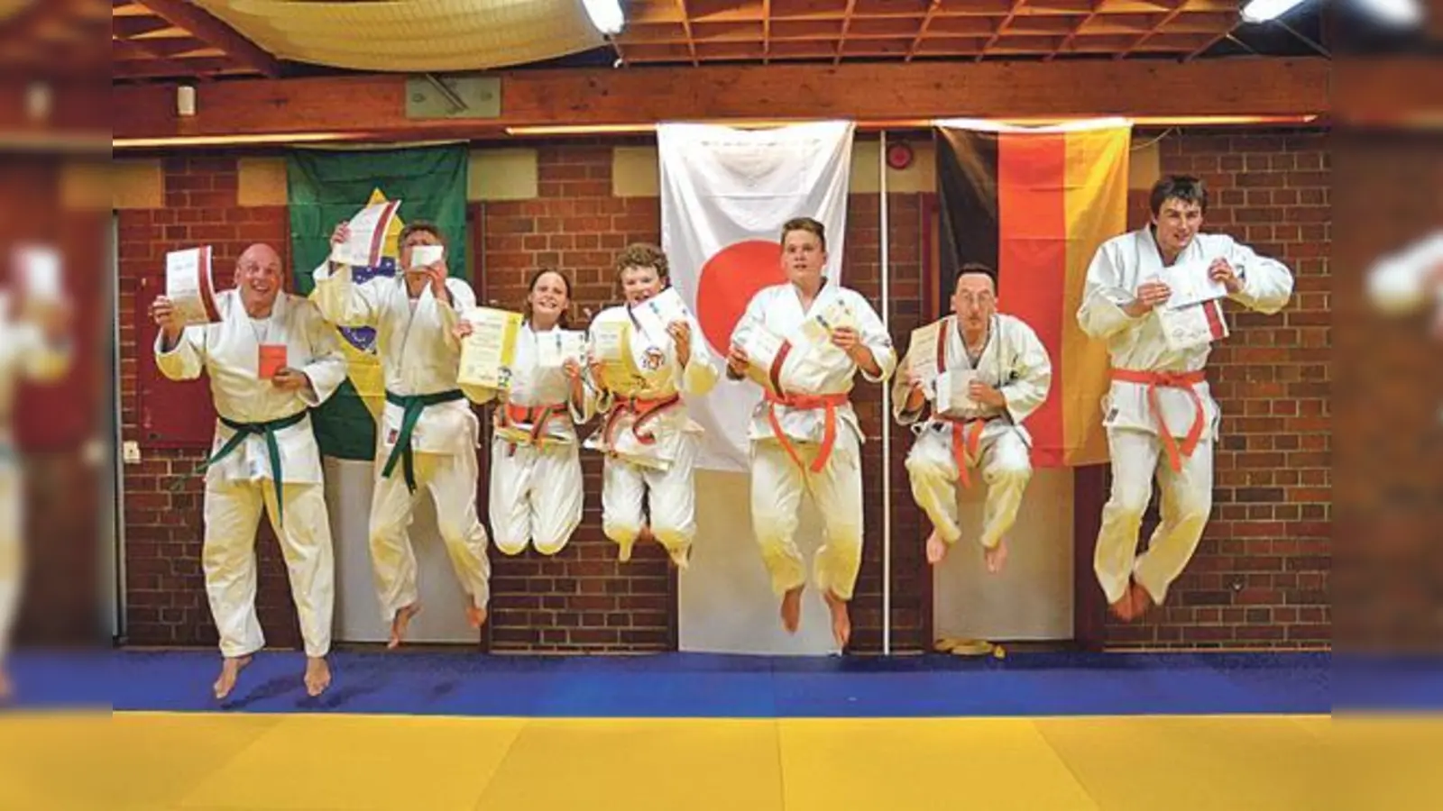 Fliegen können sie auch: aus Freude über die bestandene Prüfung. 	 (Foto: privat)