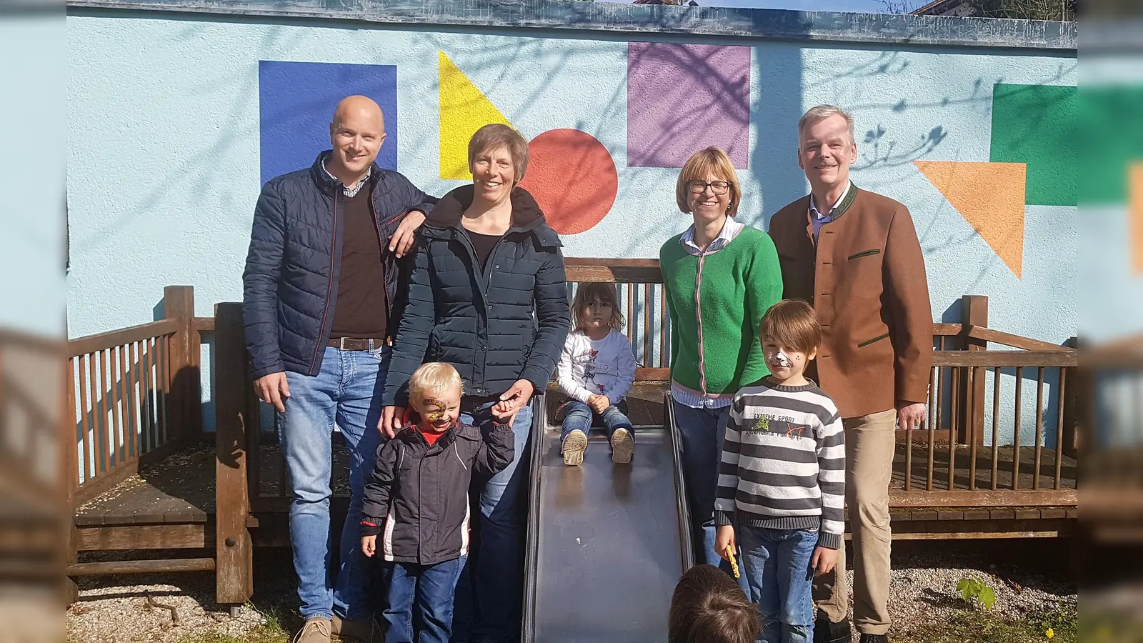 Tobias Sicheneder (Geschäftsführung Nachbarschaftshilfe Grünwald), Moni Lix (Leitung Kindertagespflege Nachbarschaftshilfe Grünwald), Kerstin Utecht (Tagesmutter), Bürgermeister Jan Neusiedl (flankiert von ein paar jungen Besuchern) bei der Aktionswoche (v. l.). (Foto: Heike Woschee)