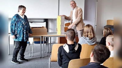 Bernhard Seidenath hatte einen Klassensatz des neuen Bands der „Isar-Detektive” mitgebracht. (Foto: CSU)