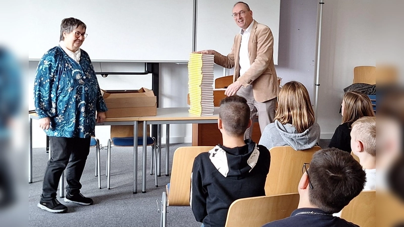 Bernhard Seidenath hatte einen Klassensatz des neuen Bands der „Isar-Detektive” mitgebracht. (Foto: CSU)