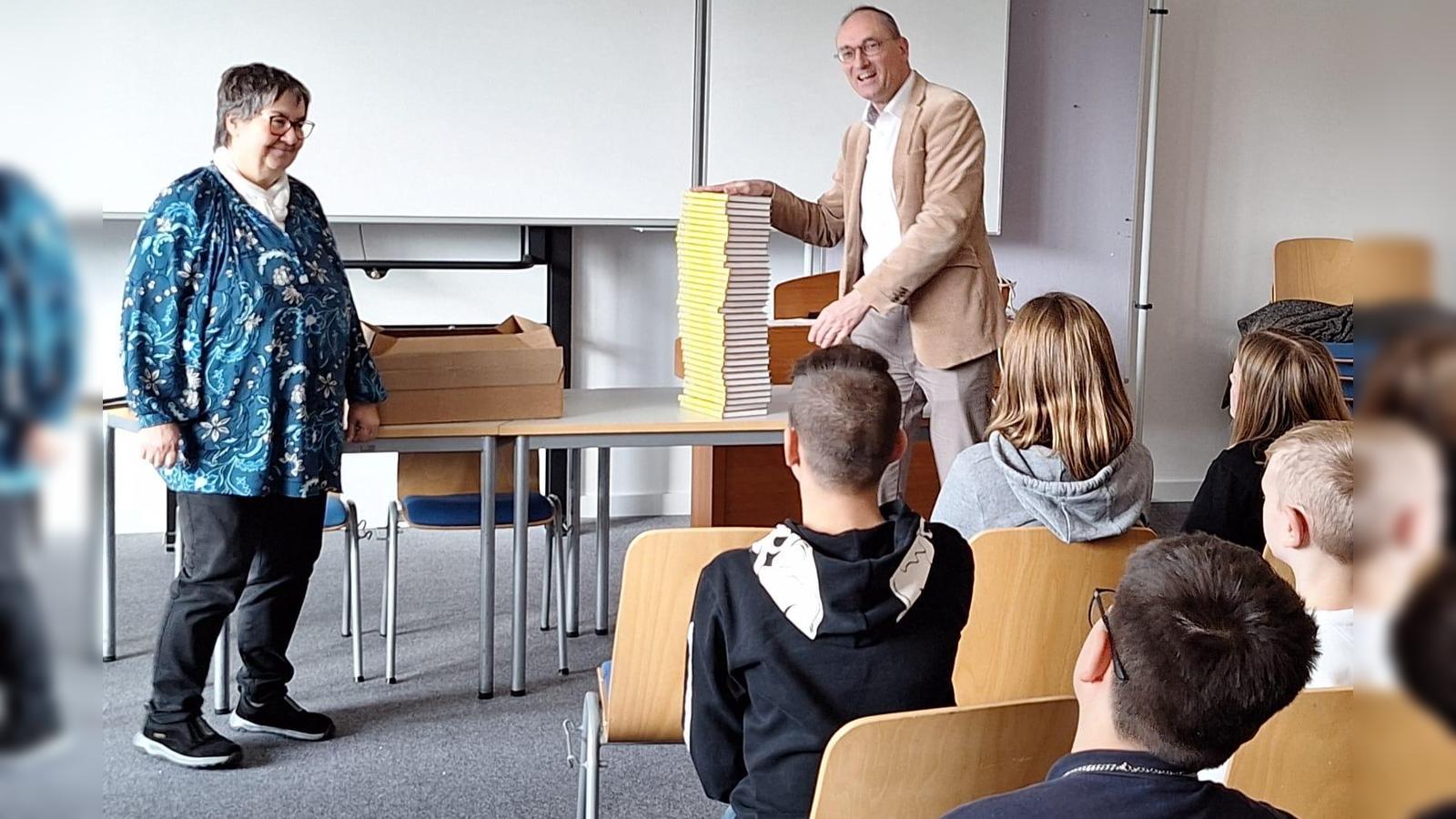 MdL-Bernhard-Seidenath-liest-in-der-Mittelschule