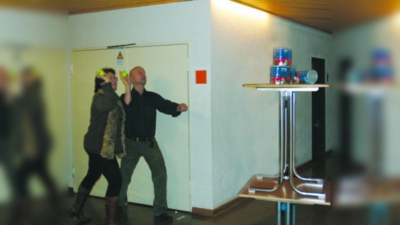 Für den guten Zweck: Jürgen Hofer und Frau Stögbauer versuchen auf dem Weihnachtsbasar der Berufsschule für den Einzelhandel Mitte ihr Glück beim Dosenwerfen. (Foto: SE)