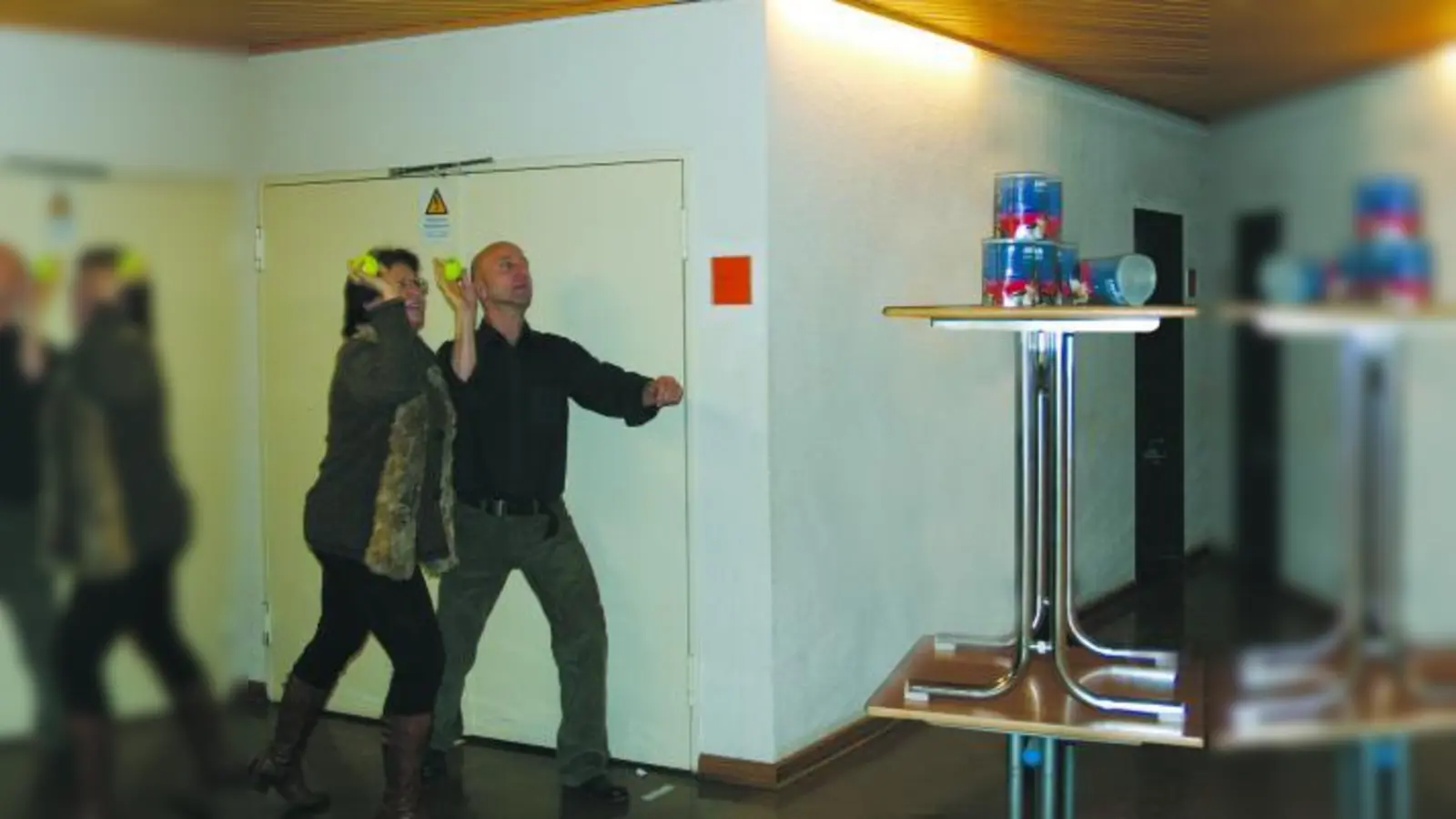 Für den guten Zweck: Jürgen Hofer und Frau Stögbauer versuchen auf dem Weihnachtsbasar der Berufsschule für den Einzelhandel Mitte ihr Glück beim Dosenwerfen. (Foto: SE)