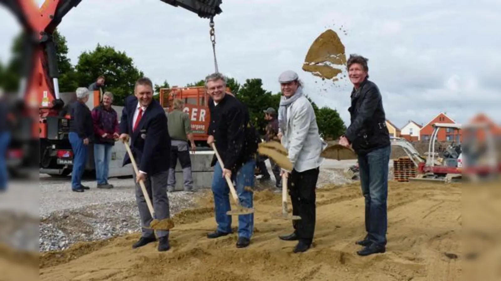 Legten Hand an für den ersten Spatenstich (v. l.) Albert Söhl (BRK), Bürgermeister Rainer Schneider, Architekt Matthias Kruppa und Landschaftsarchitekt Rolf Lynen.	 (Foto: bb)