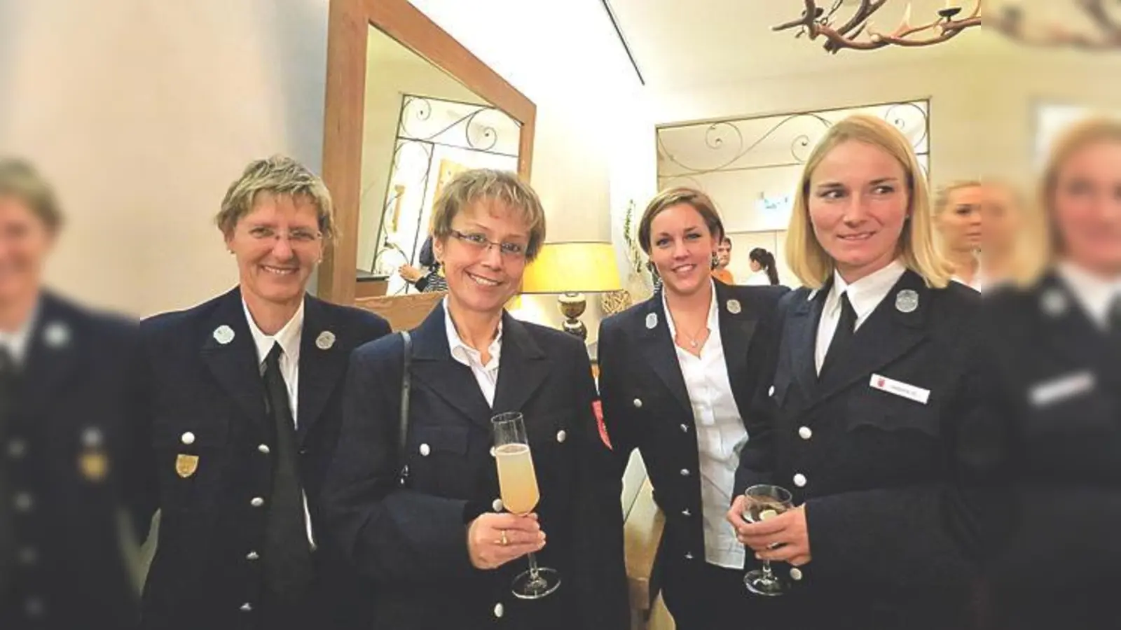 Beim Feuerwehrfrauen-Empfang des Landkreises kam es zu einem regen Austausch.	 (Foto: LRA München)