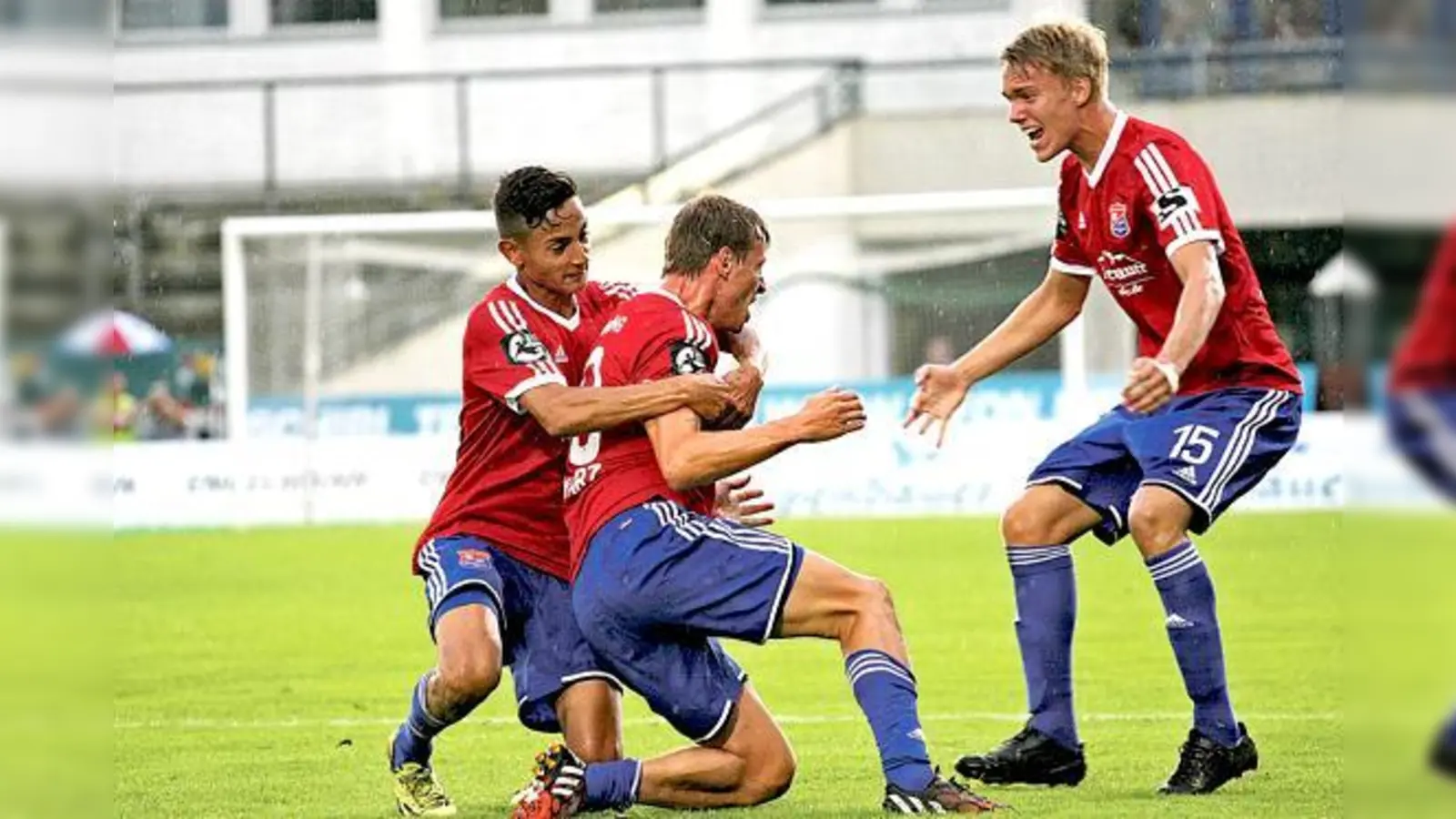 Fünf Minuten vor dem Abpfiff verwandelte Benjamin Schwarz (Mitte) einen Freistoß zum 3:3 und rettete den Hachinger einen Punkt.	 (Foto: Stefan Kukral)