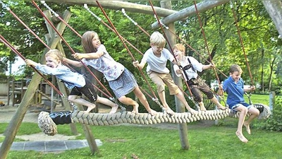 Nach den offiziellen Feierlichkeiten tobten sich die Kinder im Garten richtig aus.	 (Foto: S. v. Joerges)