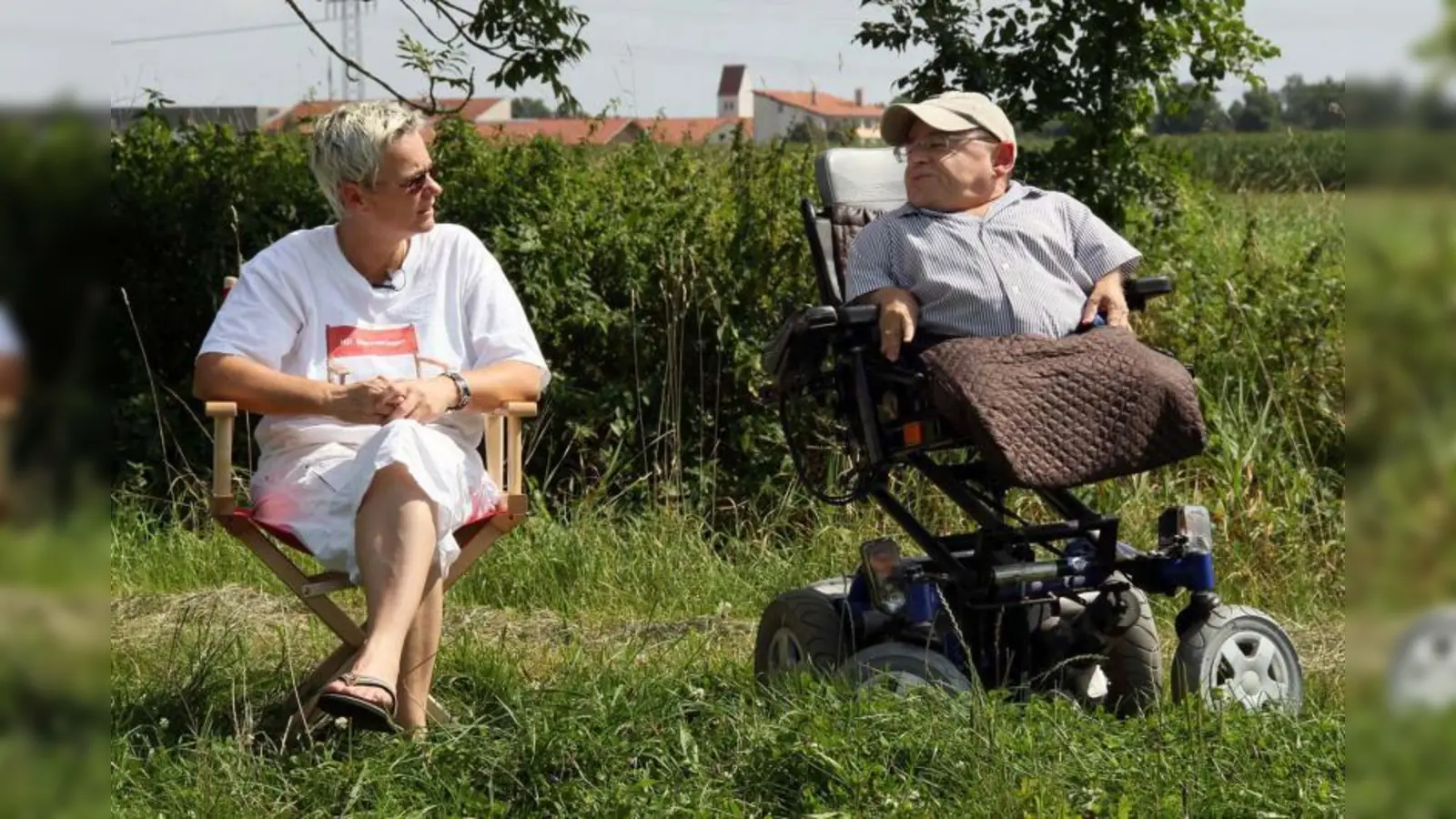 Vera Greif im Gespräch mit Herbert Sedlmeier kurz vor dem Dreh. (Foto: pi)