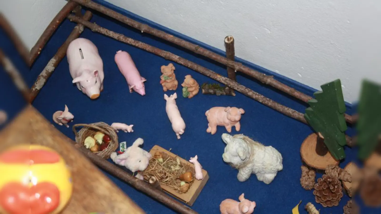 Der selbstgebastelte Schweinestall - Heu für die Tiere und Bäume damit sie sich wohl fühlen. (Foto: mb)