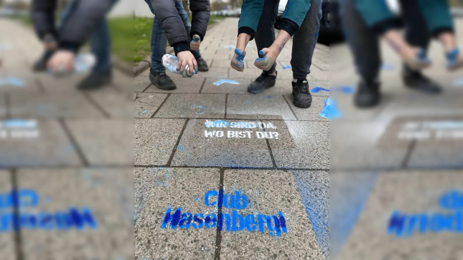 Hier sieht man die Kreidesprüher in Aktion. Doch wo genau führen die Pfeile auf dem Gehweg hin? (Foto: KJR)