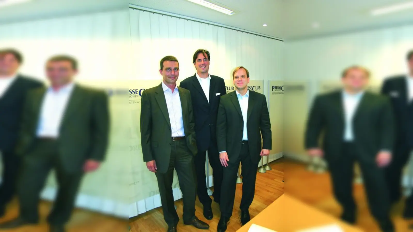 Frank Liepner, Florian M. Haas und Michael Hayder (v.l.) vom Deutschen Mietkautionsbund kennen sich mit dem rauen Mietmarkt in München aus. Vor einem Jahr gründeten sie ihren Verein, der Mietern mit Bürgschaften beim Aufbringen der Mietkaution unter die Arme greift. (Foto: SE)