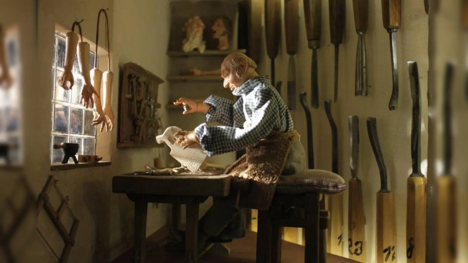 Der Krippenschnitzer Josef Hien in Ottobrunn bei der Arbeit - eine Krippenszene als Hommage an den Künstler, der heuer 90 Jahre alt wurde. Szene von Siegfried Schmeller (Bad Tölz) in der Krippen-Ausstellung im Münchner Rathaus. (Foto: Annette Krauß/oh)