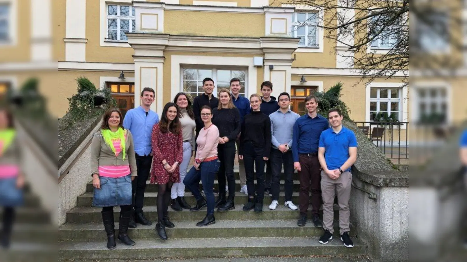 Ehrenamtskoordinatorin Margit Lämmermann (links) freute sich über die Initiative der Jungen Union München Süd (von links): Max Brem (Kreisvorsitzender Junge Union München Süd), Natalie Moll, Sabine Schirp, Friederike Krüger, Philipp Müller, Laura Küng, Daniel Fröschl, Marie-Christin Rickers, Oliver Wings, Diego Martinez, Stephan Faber und Dominic Wunsch. (Foto: Max Brem)