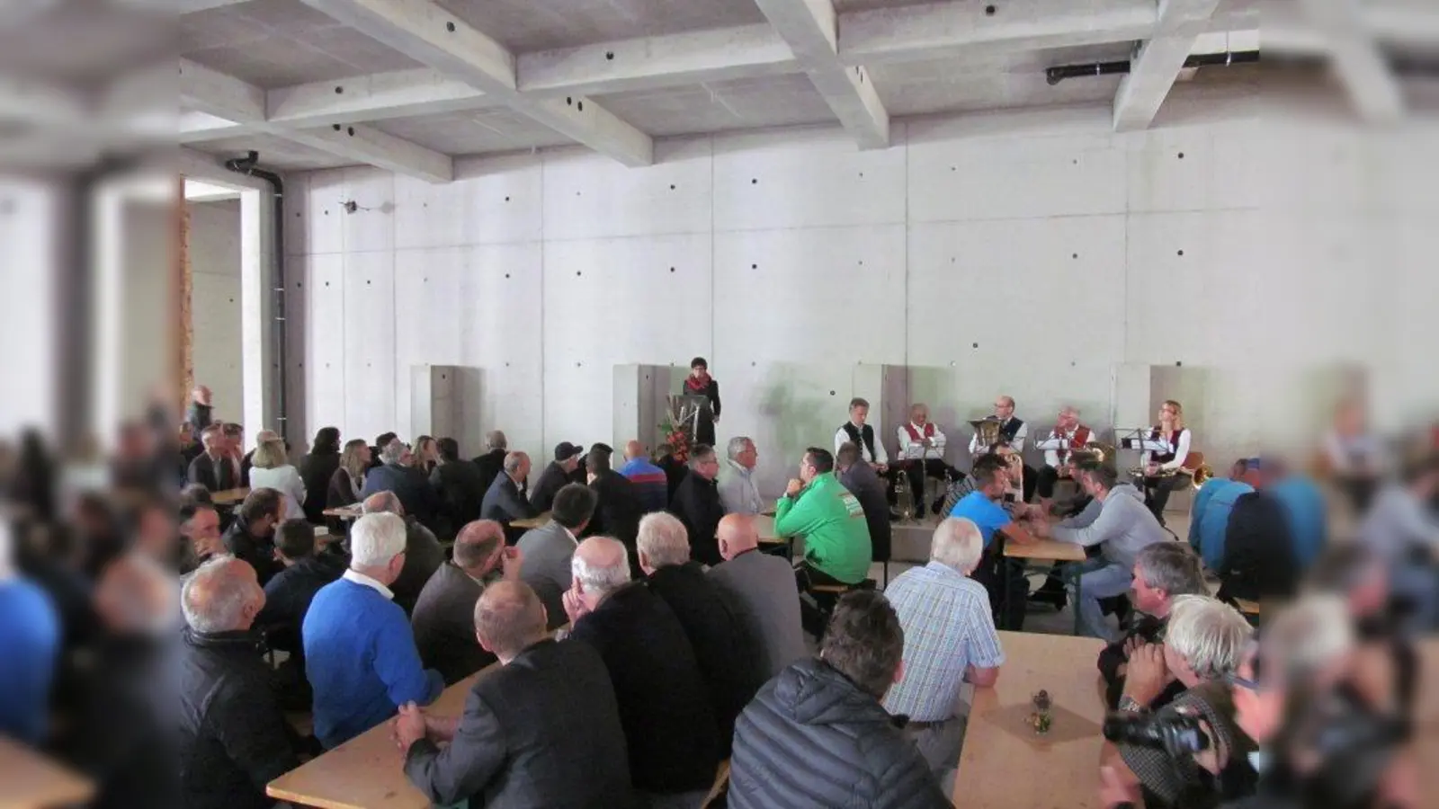 Die Leiterin der Berufsschule Fürstenfeldbruck, Andrea Reuß, beim Richtfest zum <br>ersten Bauabschnitt des Neubaus der Staatlichen Berufsschule. (Foto: LRA FFB)