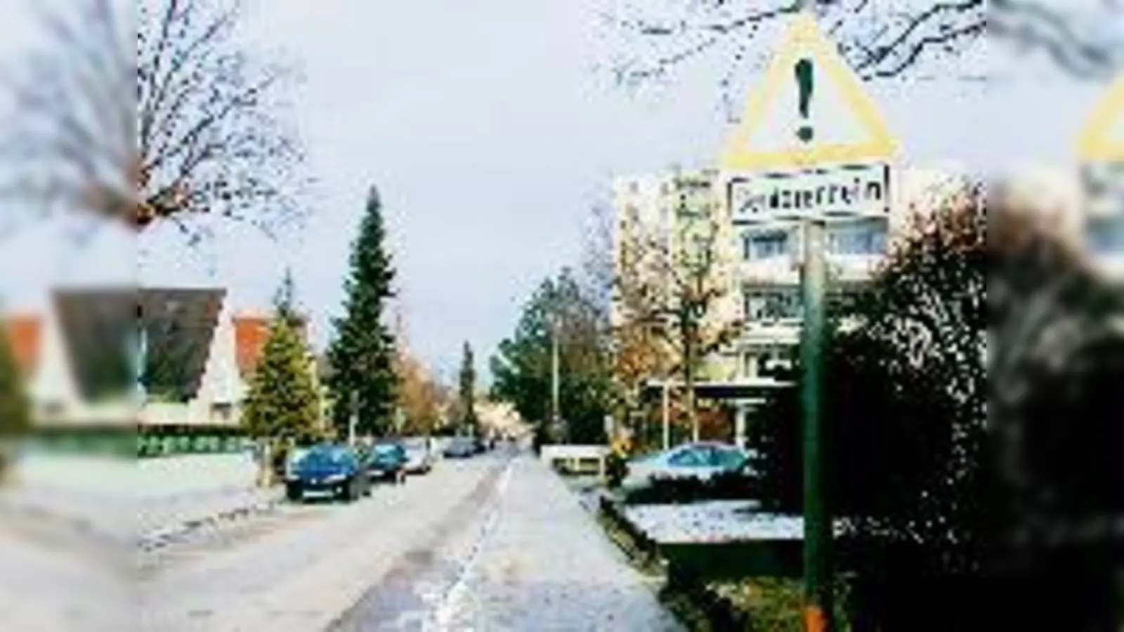 Die Grundstückseinfahrten in der Alexander-Pachmann-Straße werden zu den Besuchszeiten im Seniorenheim auch schon mal zugeparkt. Eine optimale Lösung für das Problem gibt es nicht.	 (Foto: cr)