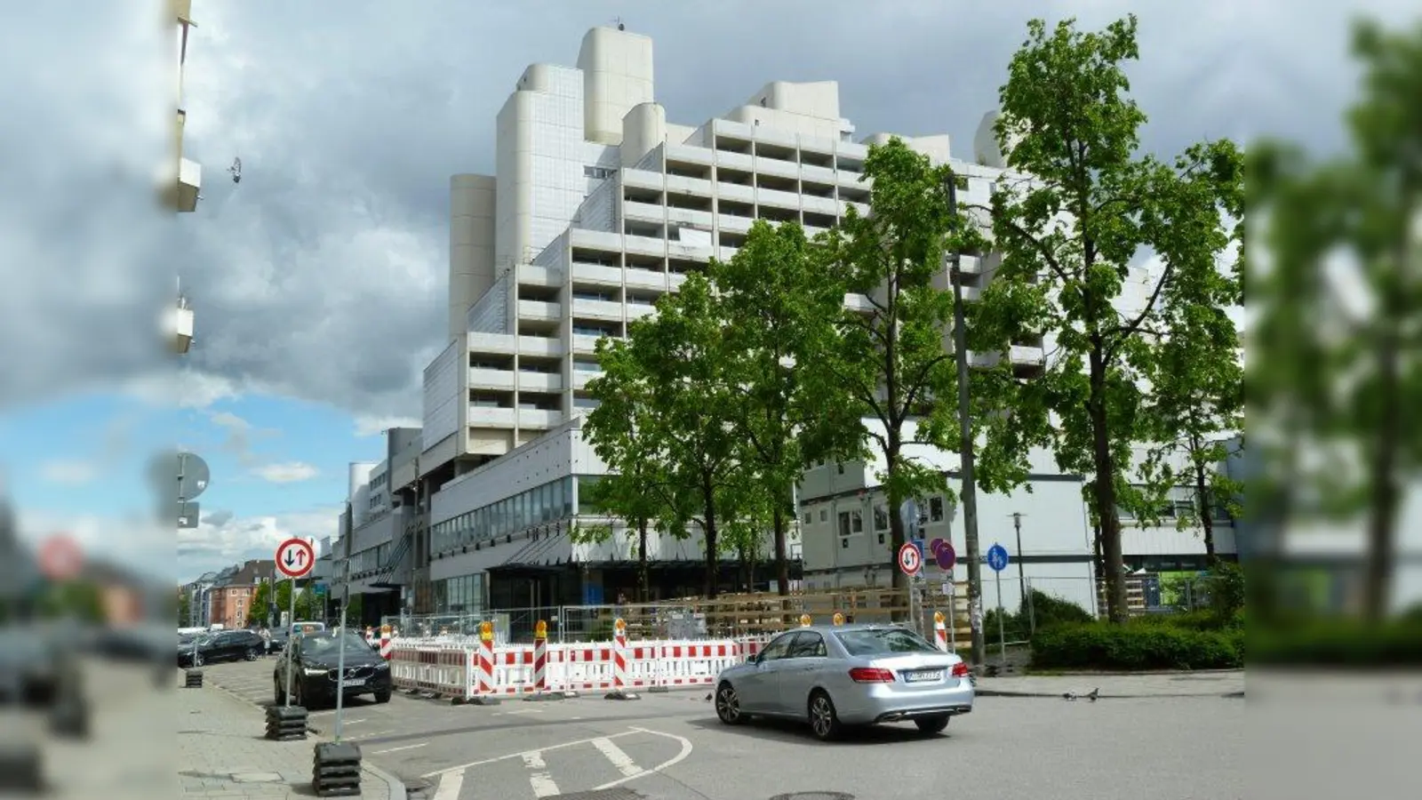 Das ehemaligen Saturn-Gebäude an der Ecke Schießstätt-/ Schwanthalerstraße wird umgebaut. Wegen der Baustelle wurde das Projekt der autofreien Schießstättstraße, das für den Sommer vorgesehen war, gekippt. (Foto: kö)