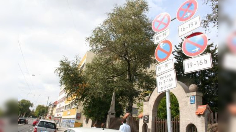 Nur freitags von 7.00 bis 14.00 Uhr ist gegenüber der Arkaden während der Dauer des Wochenmarktes das Parken auf der Agnes-Bernauer-Straße erlaubt. (Foto: tg)