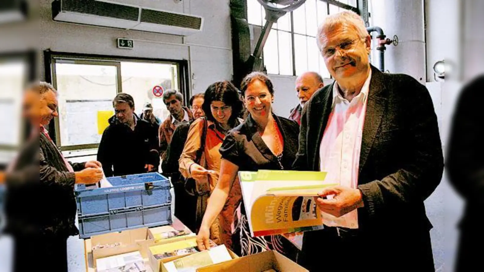 Auch Bezirksausschuss-Vorsitzender Werner Lederer-Piloty blätterte vor Beginn der Versammlung erst einmal in den Broschüren der Stadt.	 (Foto: ko)