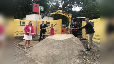 V. l.: Verkehrsministerin Kerstin Schreyer, DB-Konzernbevollmächtigter Klaus-Dieter Josel, Stadtbaurätin Elisabeth Merk, Bahnhofsmanagerin Mareike Schoppe und Landtagsabgeordneter Markus Blume. (Foto: DB/Kathrin Kratzer)