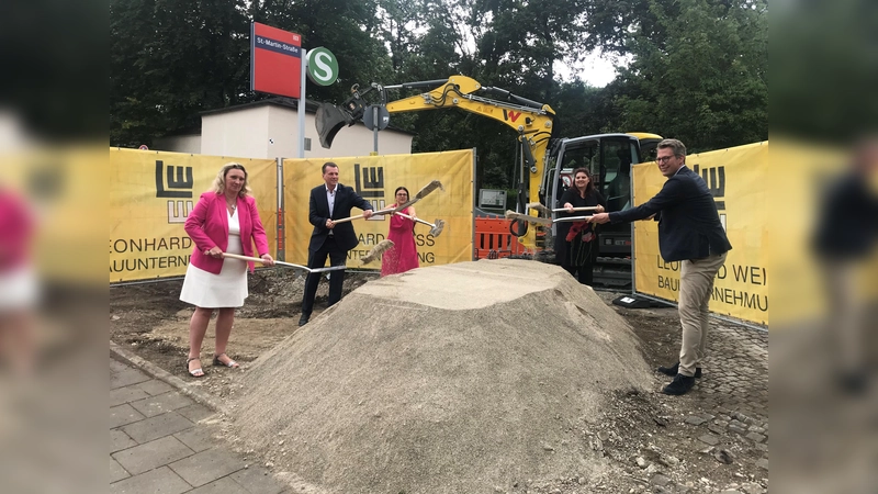 V. l.: Verkehrsministerin Kerstin Schreyer, DB-Konzernbevollmächtigter Klaus-Dieter Josel, Stadtbaurätin Elisabeth Merk, Bahnhofsmanagerin Mareike Schoppe und Landtagsabgeordneter Markus Blume. (Foto: DB/Kathrin Kratzer)