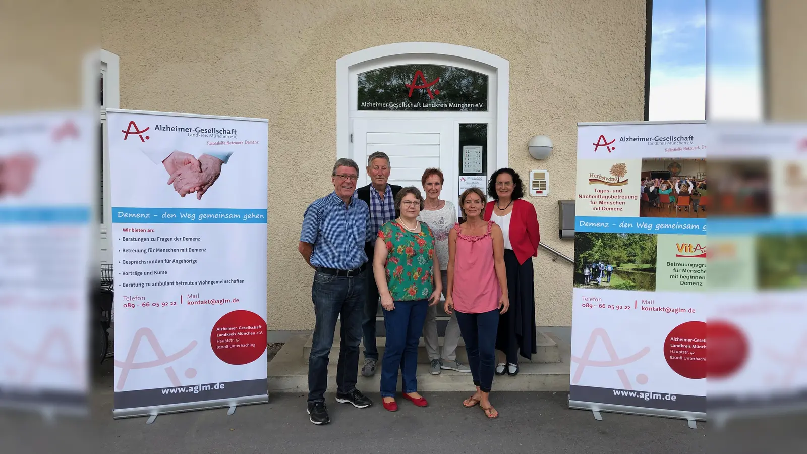 Engagieren sich für Alzheimerpatienten: Jürgen Hoerner, Vorsitzender der Alzheimer Gesellschaft Landkreis Müchen, Dieter Senninger, Elisabeth Landeck, Josefina Köster, (vorne von. r.) Ingrid Schmidt-Endraß und Denise Buss.  (Foto: hw)