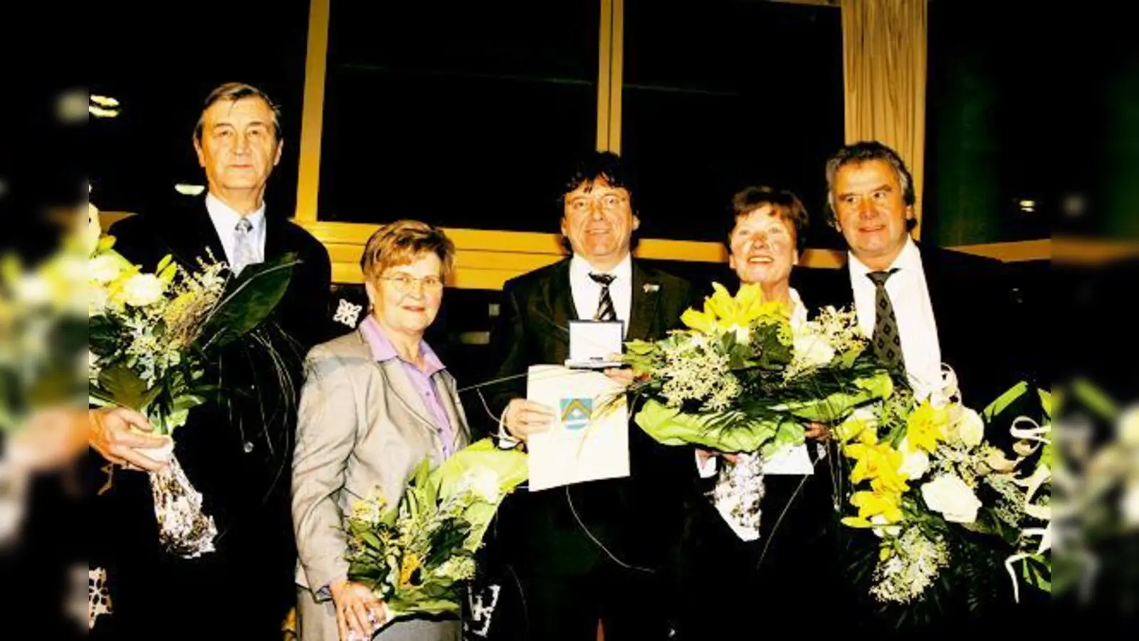 Bürgermeister Albert Hingerl (Mitte) ehrte Johann Bayerl, Angelika Strasser, Janina Zuschrott, Ernst Weller (v.l.).	 (Foto: pt)