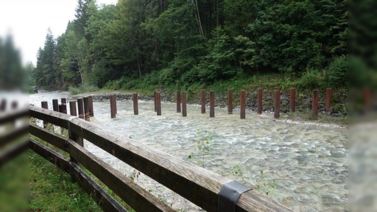 Massiver Treibholzrechen am Lainbach. (Foto: eis)