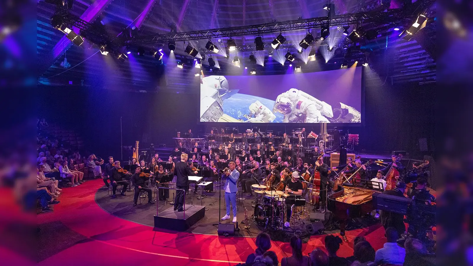 Auf eine musikalische Reise ins Weltall schickt das Rundfunkorchester die Besucher der Space Night im Circus-Krone-Bau.  (Foto: © BR, Markus Konvalin)