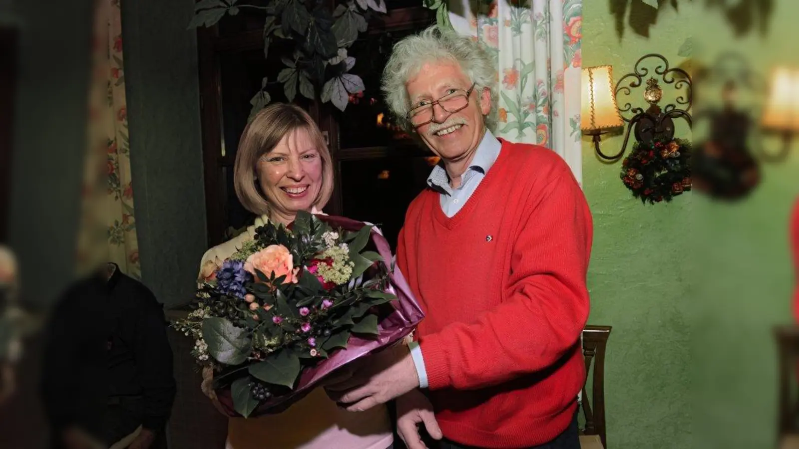 Willkommensblumenstrauß für Jutta Klug als 600. Naturfreunde-Mitglied im Würmtal. Rechts alter, neuer Vorstand Roman Brugger. (Foto: US)