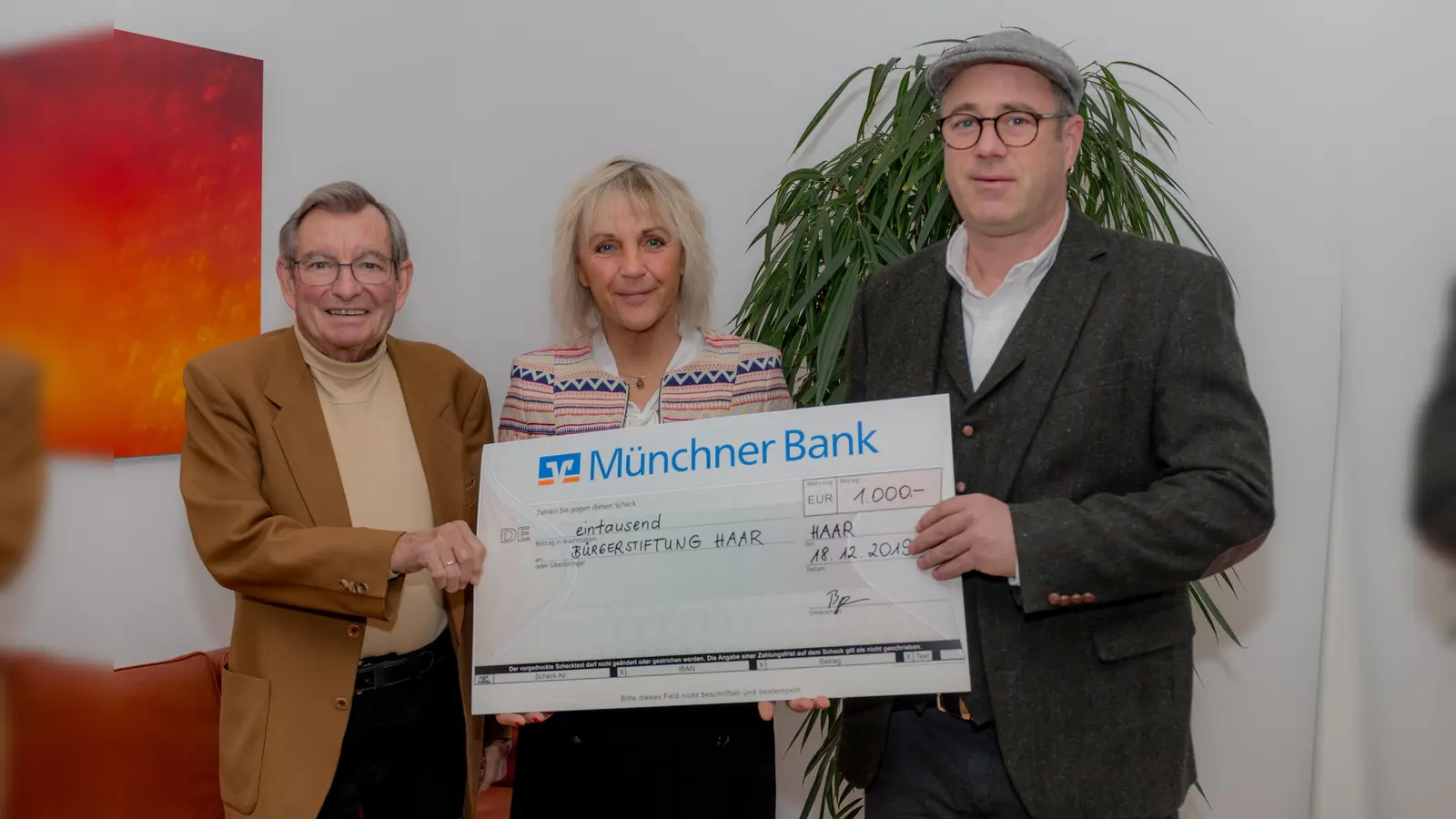 Von links: Jürgen Partenheimer (Vorstandsvorsitzender Bürgerstiftung Haar), Gabriele Müller (Bürgermeisterin Gemeinde Haar) und Martin Bayer jun. (Baumschule Bayer) (Foto: privat)