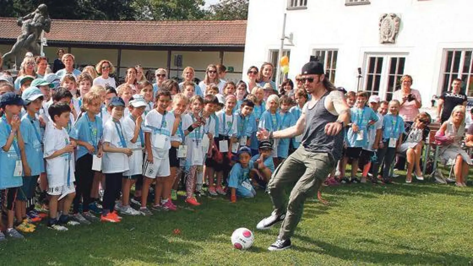 Schauspieler und Sänger Gil Ofarim beim BallHelden-Aktionstag an der Sinai-Schule.  (Foto: Fabian Frühwirth/BFV)