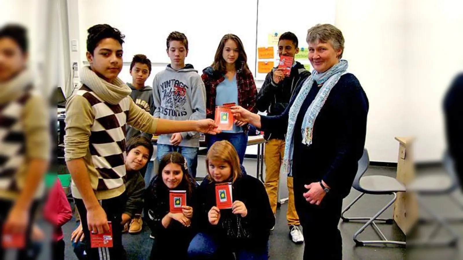Stolz sind die Siebtklässler der Schule an der Elisabeth-Kohn-Straße auf das Ergebnis ihres Klassenprojektes: eine Broschüre mit Infos zum richtigen Handyumgang.	 (Foto: V. Stöcker)