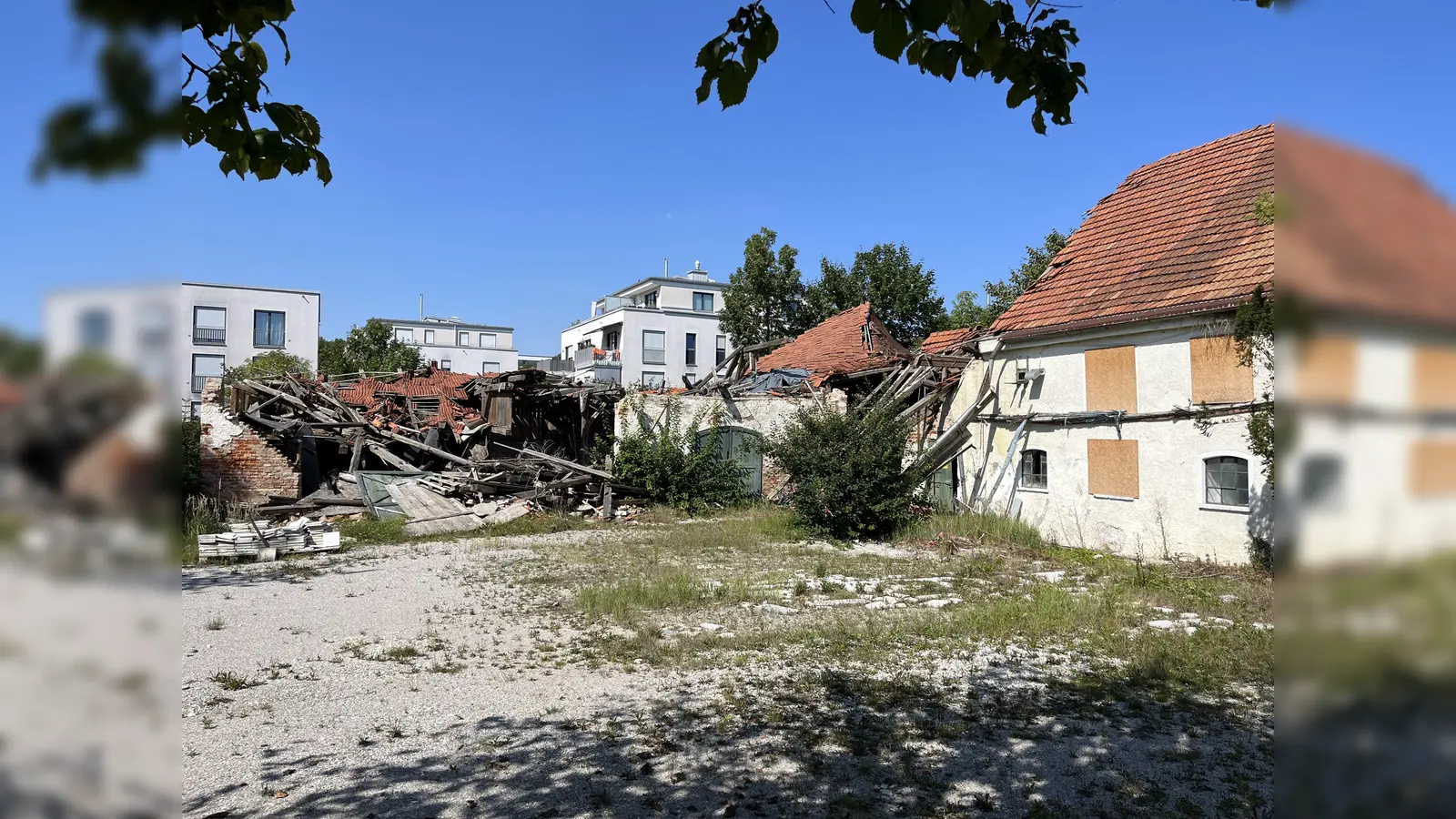 Was passiert hier? Der historische Riegerhof ist derzeit neben dem Perlschneiderhof die zweite prominente Ruine in Pasing. (Foto: Ulrike Seiffert)