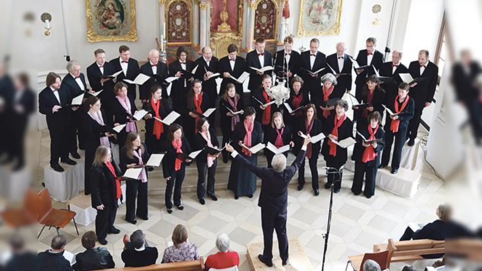 Der MonteverdiChor München folgt seinem Leitspruch und »hebt an zu singen«.	 (Foto: Birgit Chlupacek)