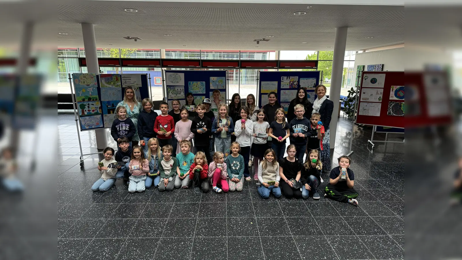Die Klassensieger in der Grund- und Mittelschule freuten sich über die Preise für die besten Bilder, die von Sandra Haas (hinten rechts) und Alexandra Adami (hinten links) übergeben wurden. (Foto: GS Bergkirchen)