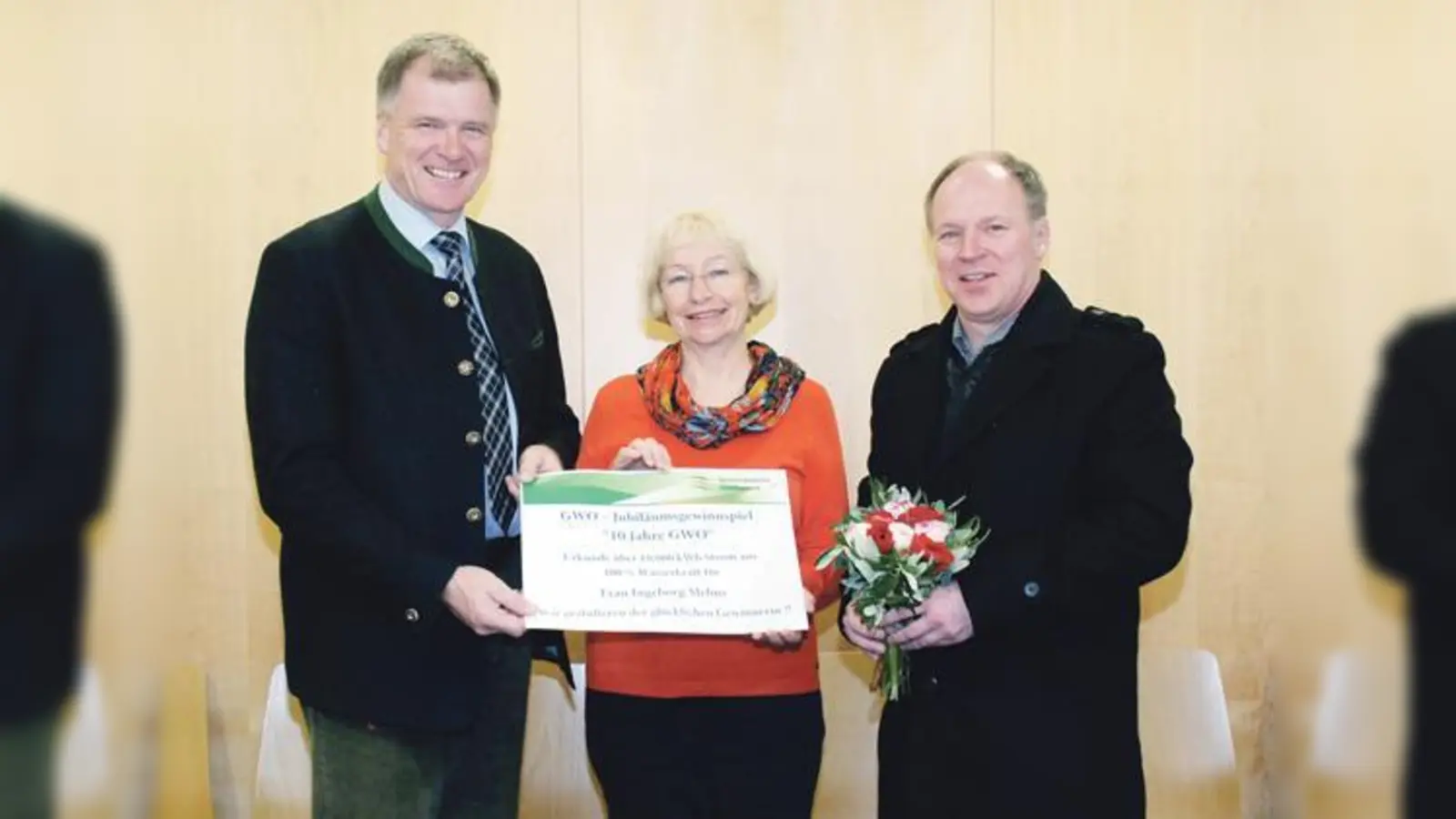 Gewinnerin Ingeborg Mebus mit 1. Bürgermeister Stefan Schelle (l.) und GWO-Geschäftsführer Thomas Hümmer bei der Gewinnübergabe. 	 (Foto: NB)