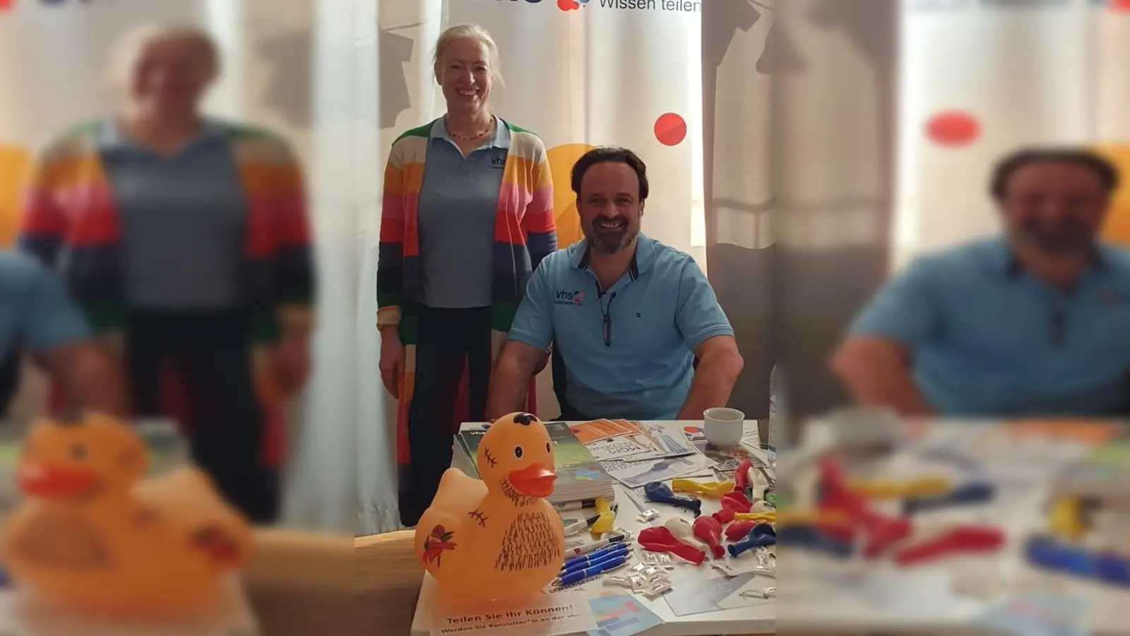 Gabi Koller, Kursleiterin AKW und Helmut Ertel, vhs-Geschäftsführer, beim Babyempfang. (Foto: vhs Vaterstetten)